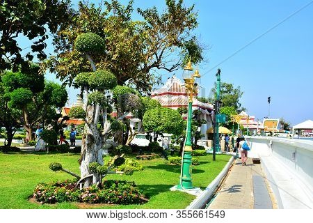 Bangkok, Th - Dec. 12: Wat Arun Outdoor Park On December 12, 2016 In Bangkok, Thailand. Wat Arun Or 