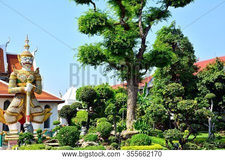 Bangkok, Th - Dec. 12: Wat Arun Ordination Hall Temple And Guardian Figure On December 12, 2016 In B