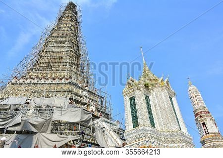 Bangkok, Th - Dec. 12: Wat Arun On December 12, 2016 In Bangkok, Thailand. Wat Arun Or Temple Of Daw