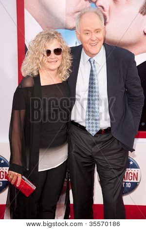 HOLLYWOOD, CA - AUG 2: Herec John Lithgow a manželka Mary dorazí na premiéře filmu Warner Bros. Pictu