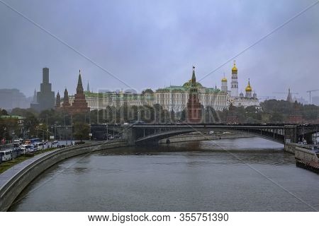 Moscow, Russia - October 09, 2015: Red Kremlin Wall And Tower With The Traffic On Kremlevskaya Emban