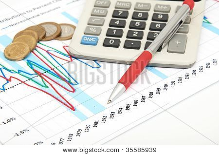 계산기, 동전과 펜 차트에 누워