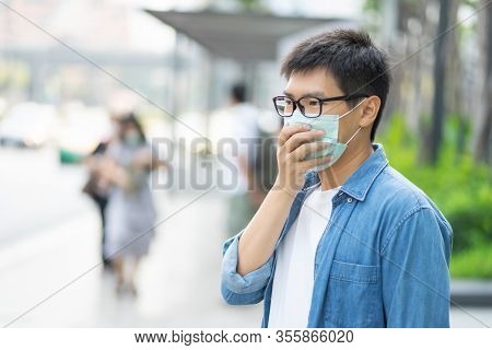 Handsomeman Wearing Face Mask Protect Filter Against Air Pollution (pm2.5) Or Wear N95 Mask. Protect