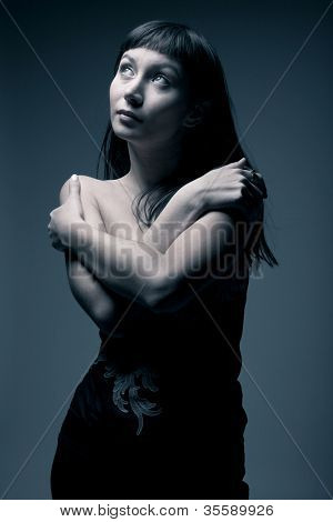 ritratto femminile in toni freddi con effetto sognante