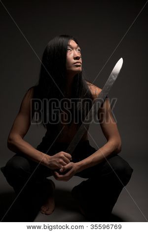 ragazzo asiatico con armi