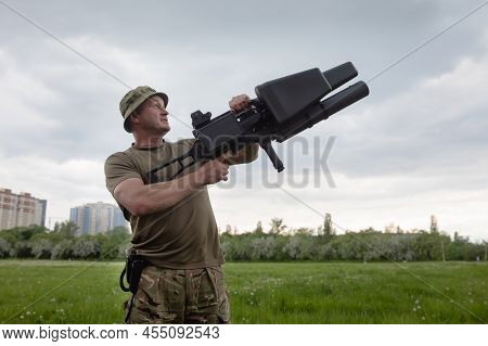 Presentation Of Anti-drone Rifle