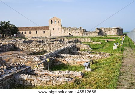 Kirke af SS. Trinity. Venosa. Basilicata. Italien.