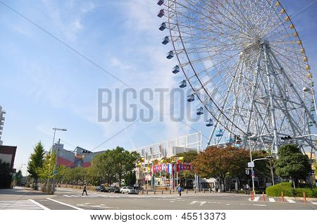 Kyoto-23 ottobre: rotella di Ferris nel villaggio di porto di Tempozan - Osaka, Giappone