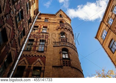 Saint Petersburg, Russia, 17 October 2021: Kolokolnaya Street Profitable House With Kokoshniks On Fa