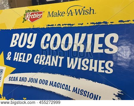 Grovetown, Ga Usa - 04 26 22: Retail Store Keebler Cookie Promotion Make A Wish