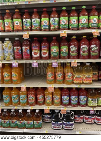 Hephzibah, Ga Usa - 04 30 22: Iga Retail Grocery Store V8 Juice Section