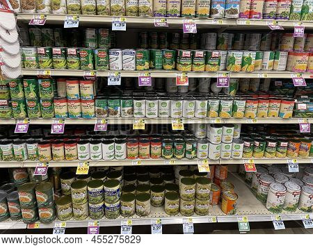 Hephzibah, Ga Usa - 04 30 22: Iga Retail Grocery Store Assorted Green Beans And Can Foods