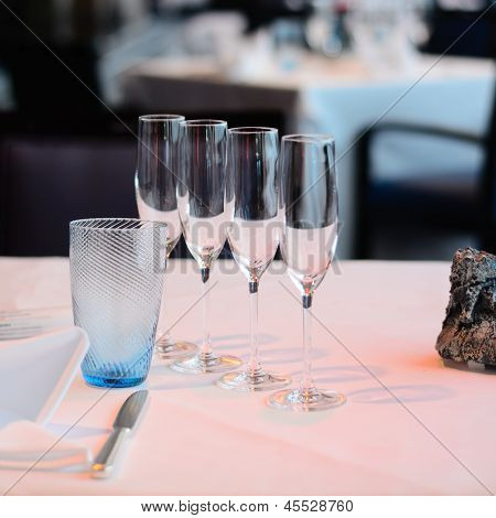 夕食のテーブルに空のグラス。