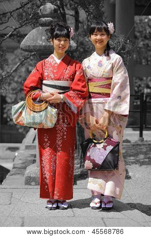 Asyalı kadınlar geleneksel Kimono giyen gülümseyen