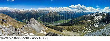 Schiahorn. Mountain High Above Davos. Near The Weissfluhjoch Parsenn And Strelapass Schatzalp. Large