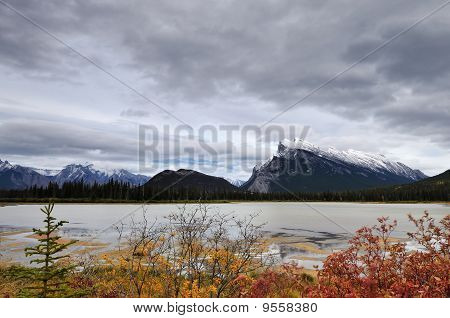 Mount Rundle i Vermilion jezior o zachodzie słońca