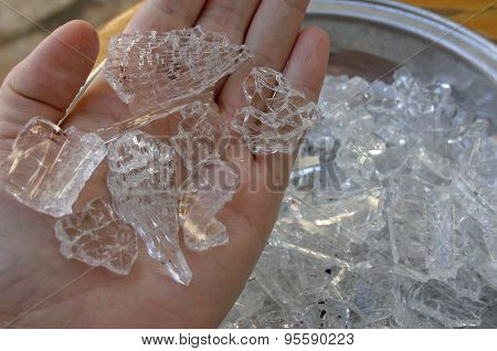 Spontaneous glass breakage