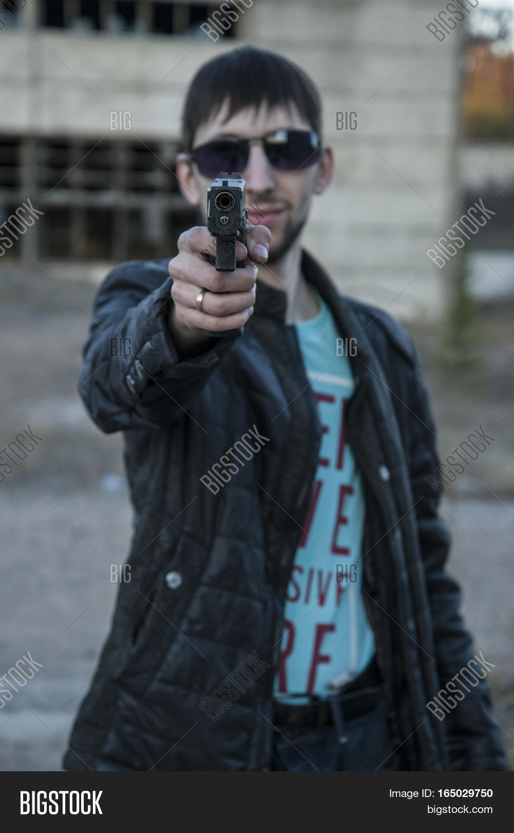 молодые бандиты фото. бандит с пистолетом. молодой бандит. молодой бандит. парень криминал.