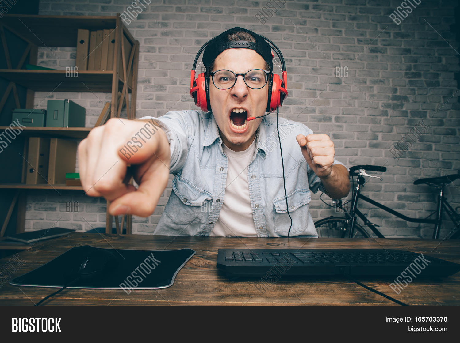 Безумный игрок. Безумный игрок. Кэрри баскетбол джим керри. Безумный игрок. Игрок в компьютерные игры.