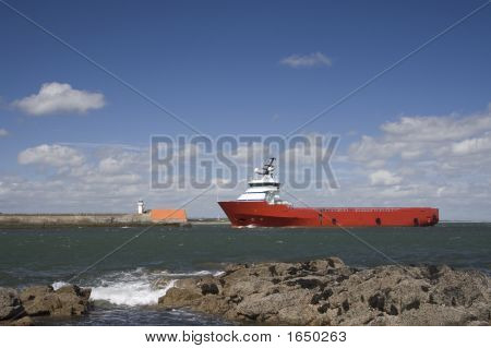 Orange Versorgungsboot in Aberdeen Hafen