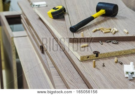 Bonding and assembly of furniture on the wooden pins