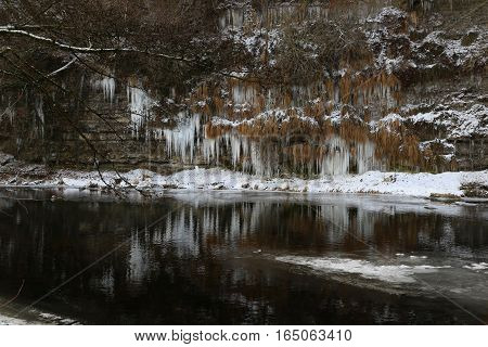 Jagst in the winter / Icicles hang from the bluff to the river
