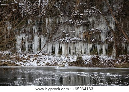 Jagst in the winter / Icicles hang from the bluff to the river