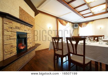 Camino in sala da pranzo all'hotel moderno