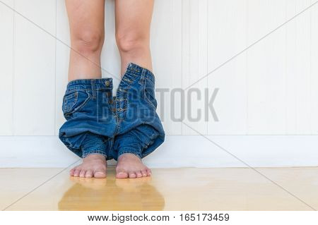 Women remove Jeans,Lie down on the floor take off Your Pants