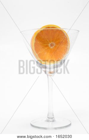 Plasterki pomarańczy w kieliszku Martini