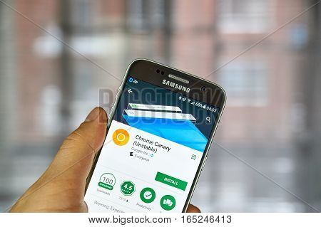 MONTREAL CANADA - DECEMBER 23 2016 : Google Crome Canary on Samsung S7 screen. Chrome Canary is a mix of Chrome developer build and the Chromium snapshot builds.