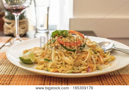Pad Thai Kai, Thailandese noodle dish, served in a restaurant. Selective focus