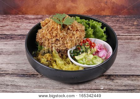Crispy Canned Tuna  With Sliced Pickle Lettuce And Green Oak.