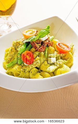 パスタ ペストと野菜