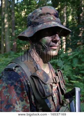 Camouflage soldat i skov