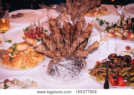 to spread the table barbecue and a variety of other foods