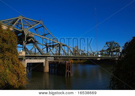 River bridge at Walnut Grove, CA a delta keretezi bokrok Észak-Kaliforniában