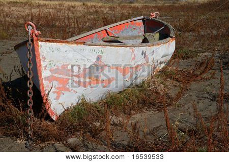 HDR-Bild von einem roten und weißen Land gesperrt Boot auf Sanddünen