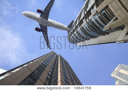 o voyageing de airplene através de edifícios modernos do centro financeiro de lujiazui, em Xangai chi