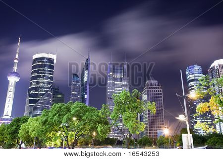 Noční pohled lujiazui finanční centra v Šanghaji Číně.