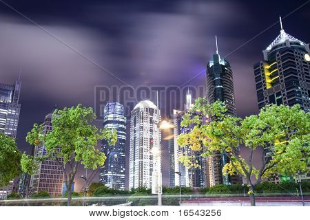 Noční pohled lujiazui finanční centra v Šanghaji Číně.