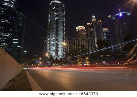 Tráfego pelo centro da cidade, o centro financeiro de Pudong em Xangai, china.