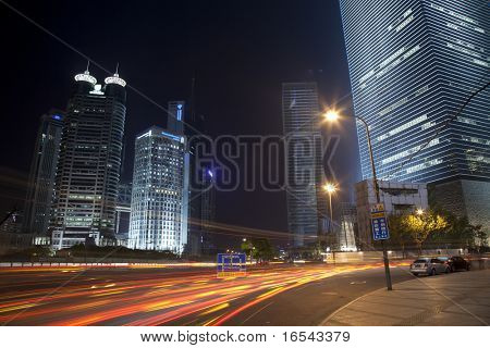 Tráfego pelo centro da cidade, o centro financeiro de Pudong em Xangai, china.