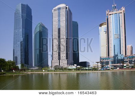 o edifício moderno do centro financeiro de lujiazui, em Xangai, china.