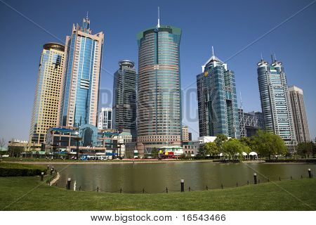 o edifício moderno do centro financeiro de lujiazui, em Xangai, china.