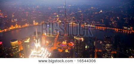 Vue de Pudong de Shanghai de nuit
