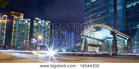 Tráfego pelo centro da cidade, o centro financeiro de Pudong em Xangai, china.