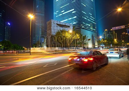a visão noturna do centro financeiro de lujiazui, em Xangai, china.