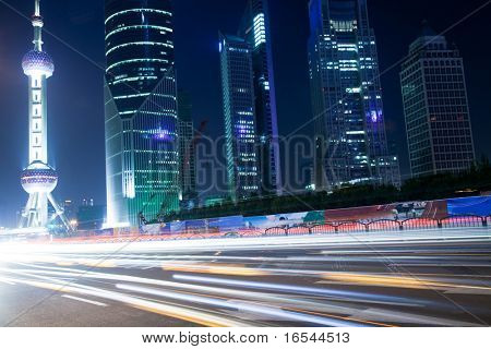 a visão noturna do centro financeiro de lujiazui, em Xangai, china.