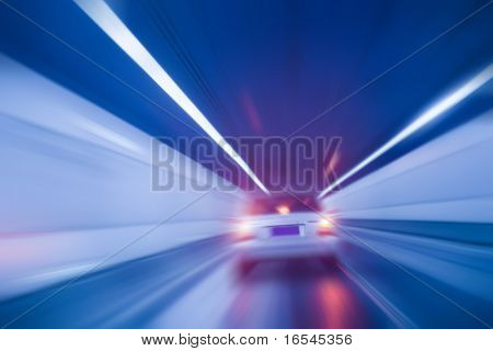 Carro rápido, movendo-se em movimento na rua.